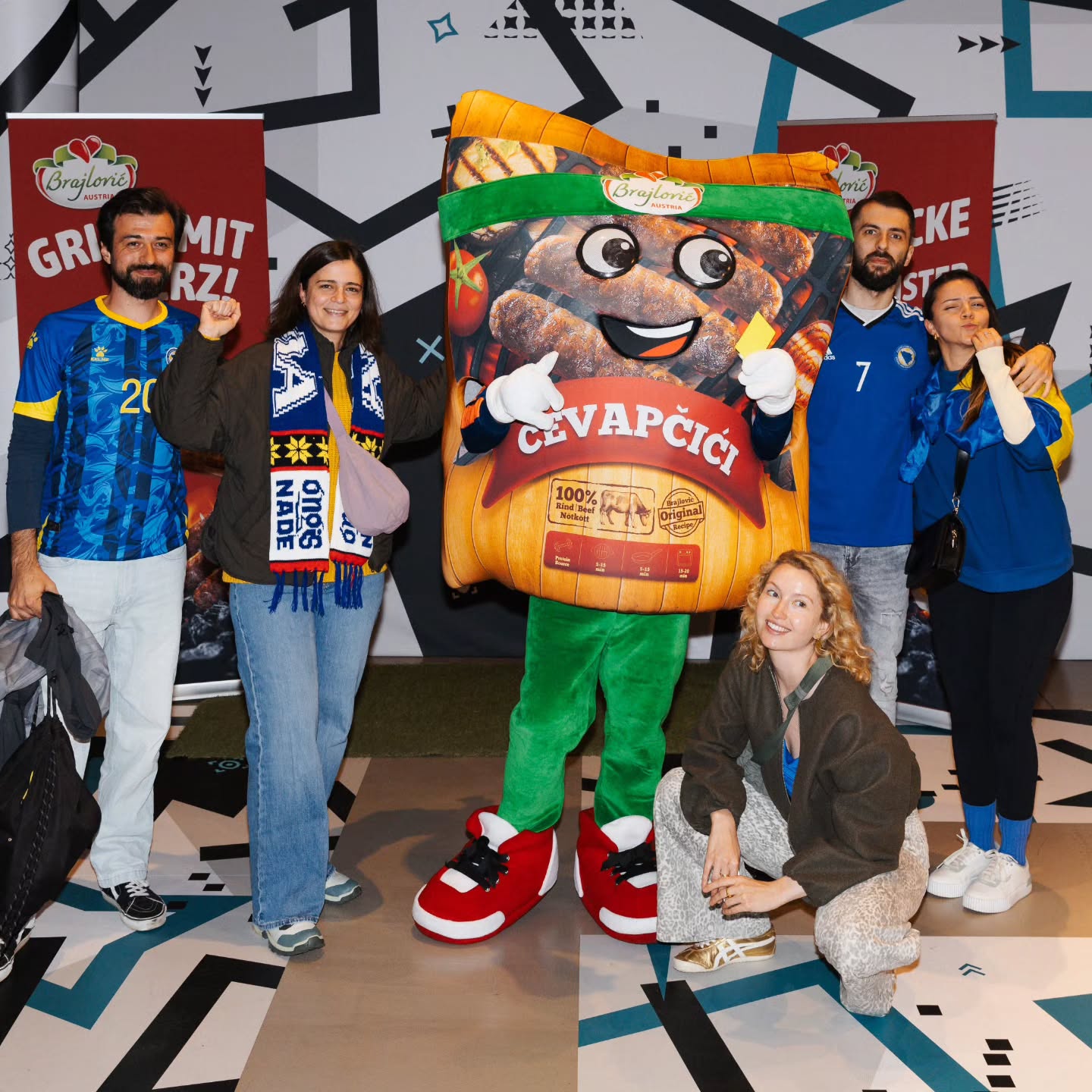 Brajlović-Maskottchen umringt von Fans bei einem Event